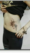女生腹部唯美时尚的黑灰莲花纹身图案
