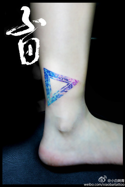 女生腿部精美好看的三角星空纹身图案