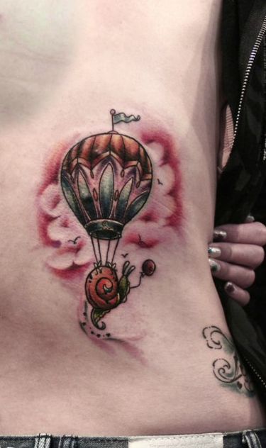女性腰部彩色气球纹身图案由武汉纹身店推荐
