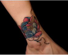 脚踝彩色莲花纹身图案由武汉最好的纹身店推荐