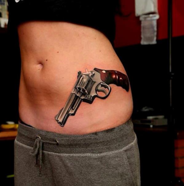 侧腰手枪纹身图案由武汉纹身店提供