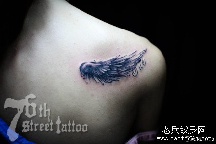 胸部黑羽毛纹身图案