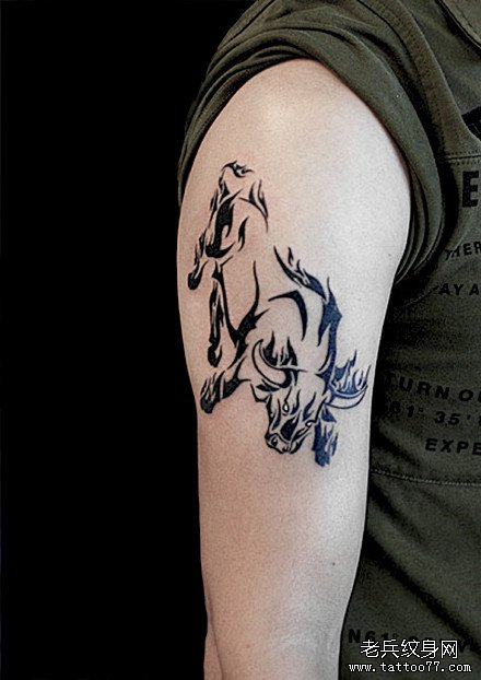 纹身牛图案手臂图片