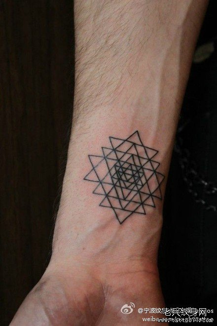 手臂线图腾纹身图案