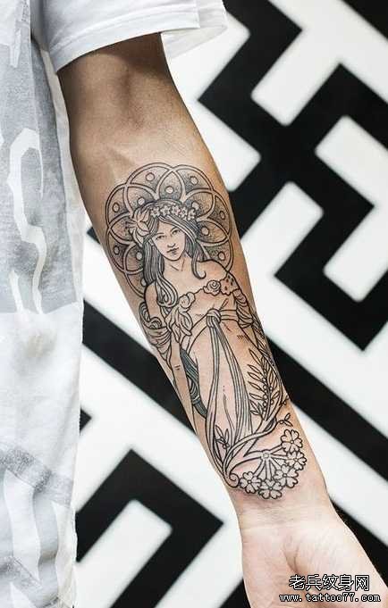 手臂美女纹身图案