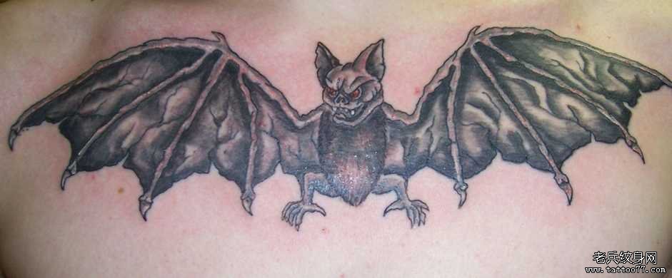 胸部蝙蝠纹身图案