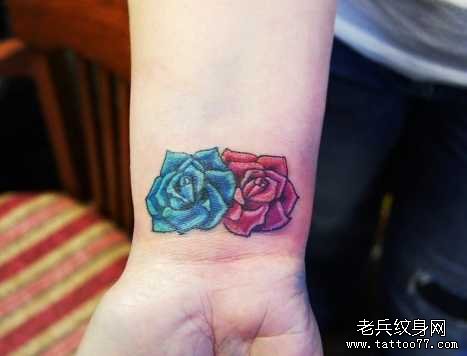 手臂蓝红玫瑰纹身图案