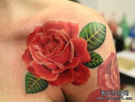 胸部玫瑰纹身图案