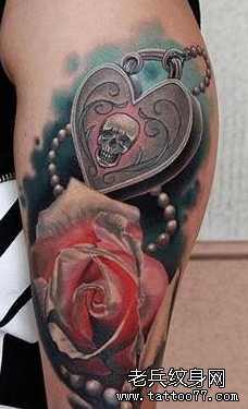胳膊爱心玫瑰纹身图案