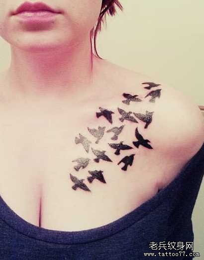 胸部一群小鸟纹身图案