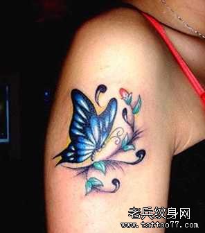胳膊蓝蝴蝶纹身图案