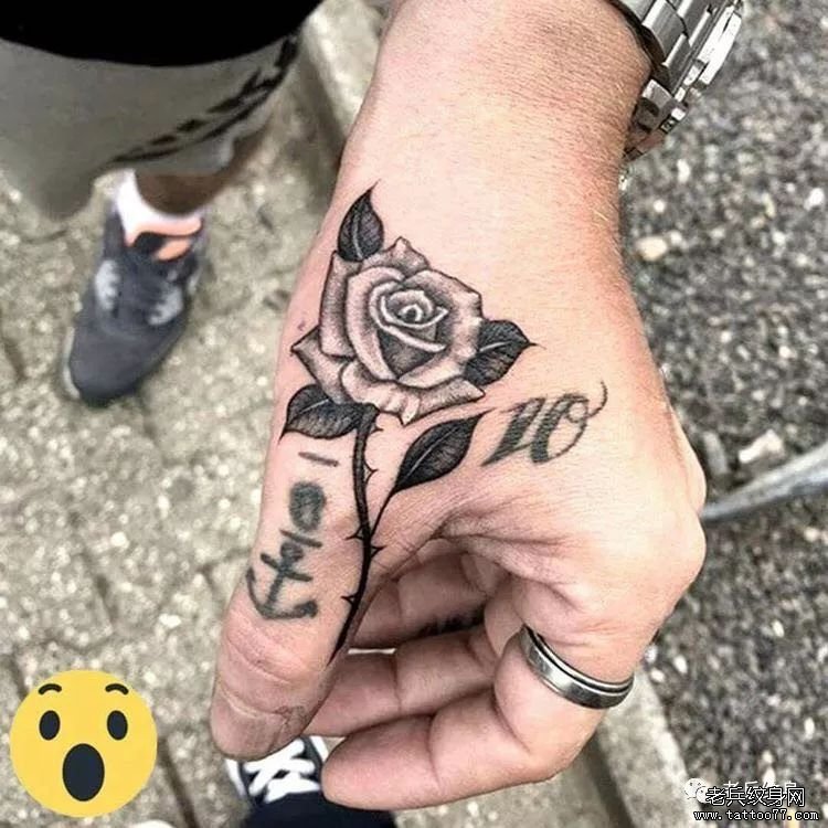 虎口黑灰玫瑰纹身图案