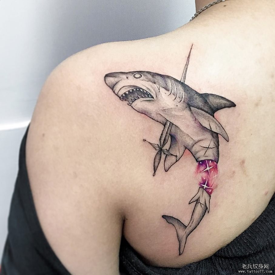 肩胛鲨鱼星空纹身图案