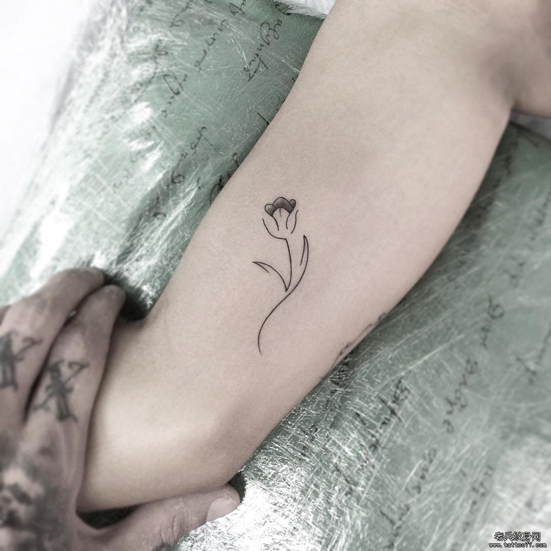 手臂简约线条花纹身