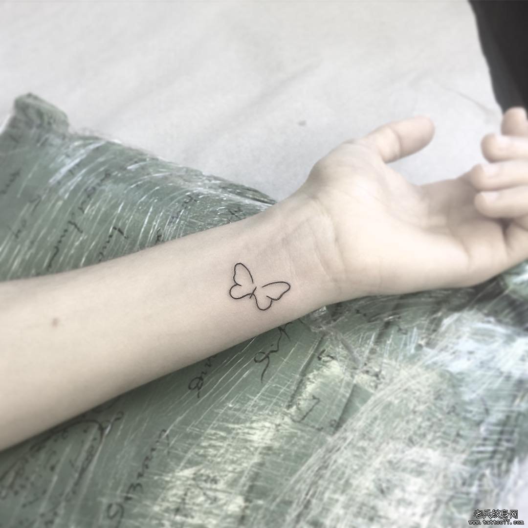 手腕线条蝴蝶纹身图案