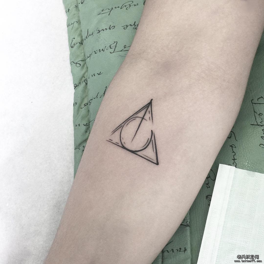 手臂线条几何纹身
