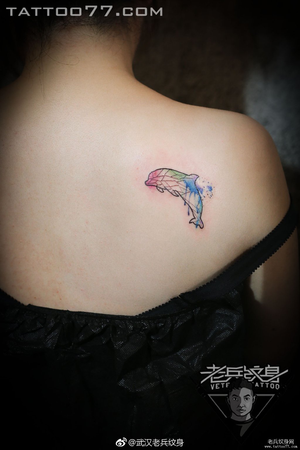 上臂水彩鲸鱼纹身图案