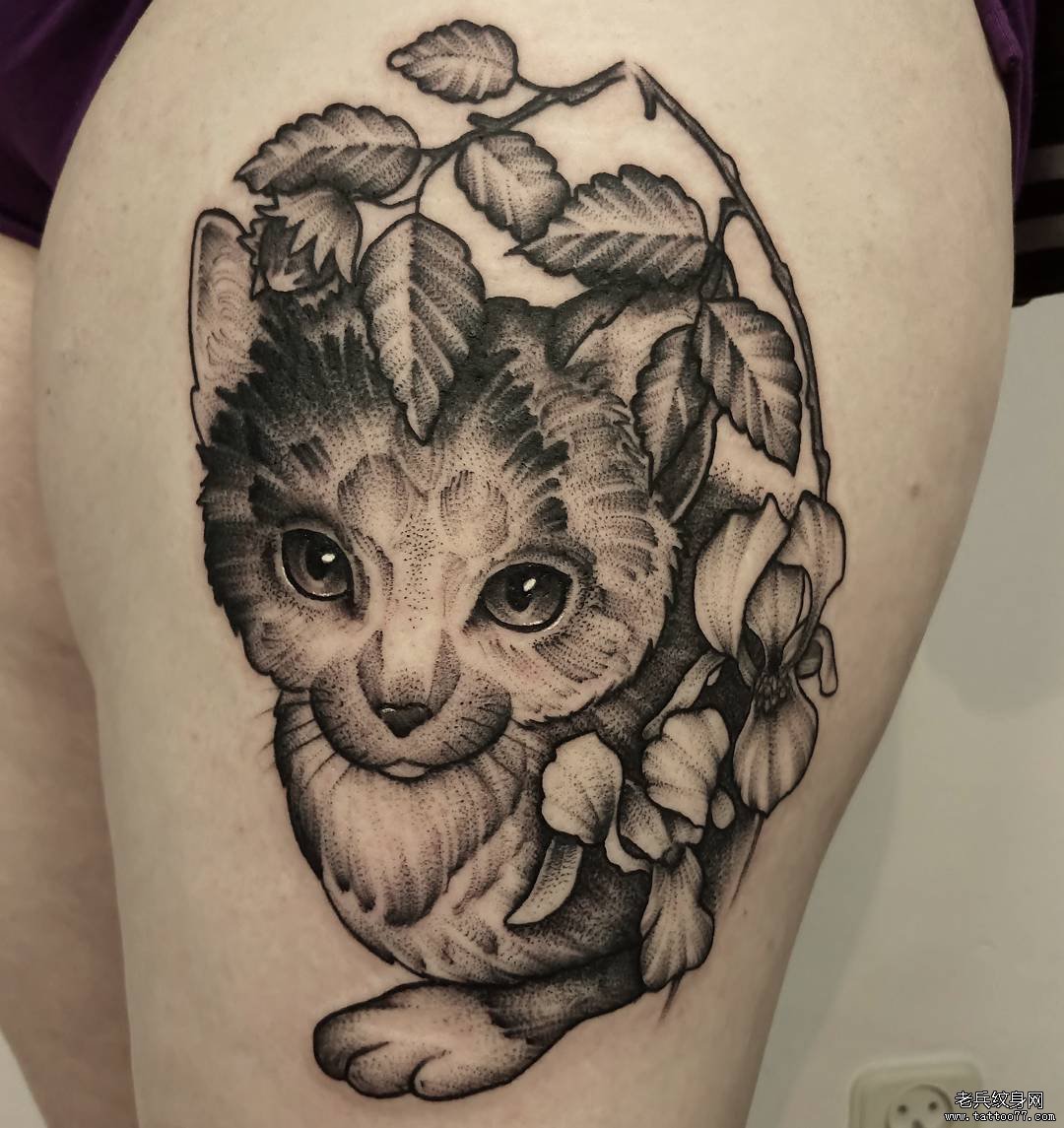 黑灰大腿猫咪纹身图案