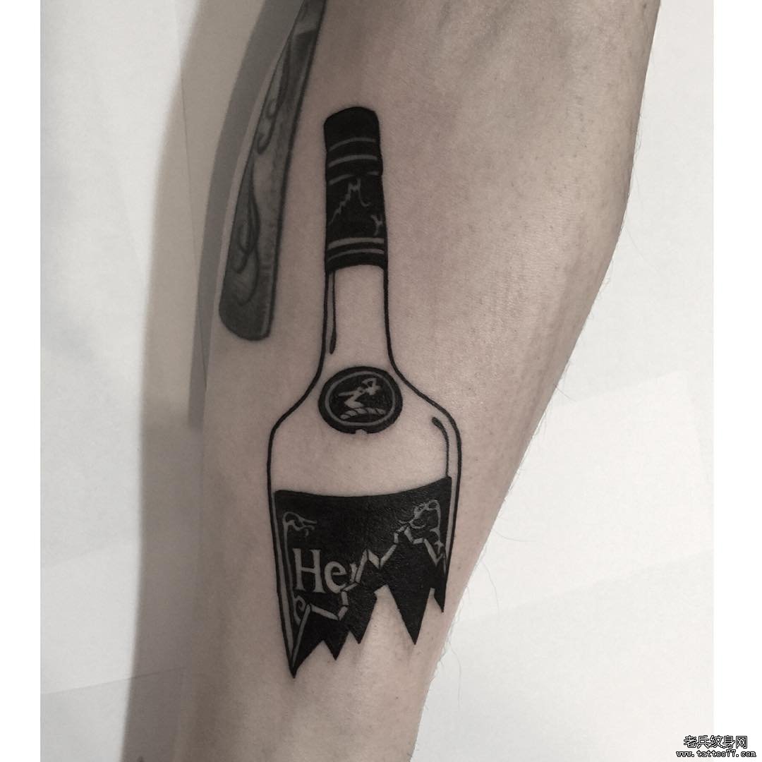 黑灰酒瓶手臂纹身图案
