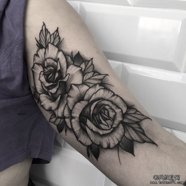 黑灰玫瑰手臂纹身图案