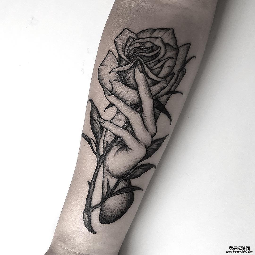 黑灰手握玫瑰手臂纹身图案