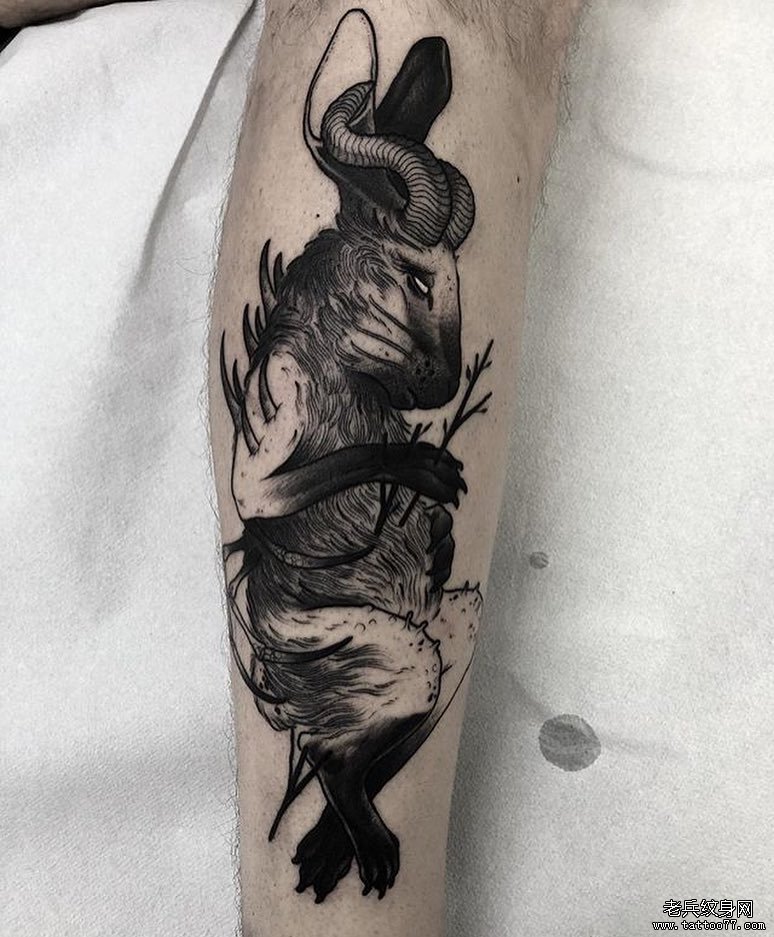 黑灰兔子手臂纹身图案