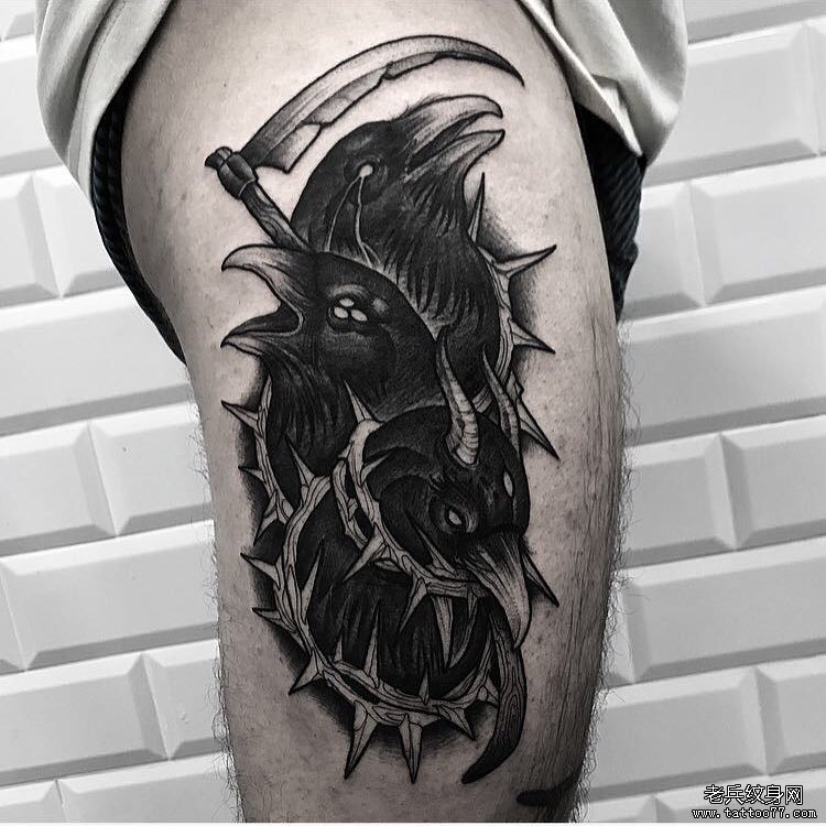 黑灰乌鸦大腿纹身图案