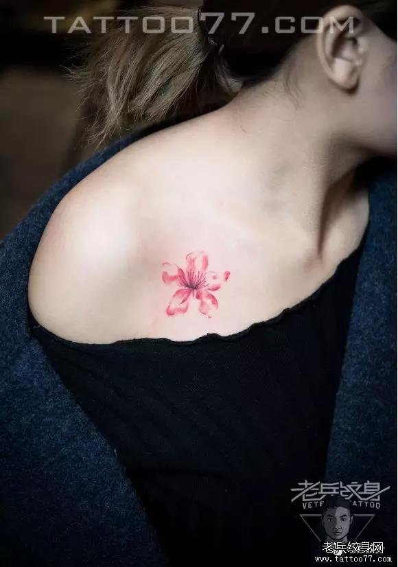 老兵店内作品欣赏——女生锁骨部位花朵纹身