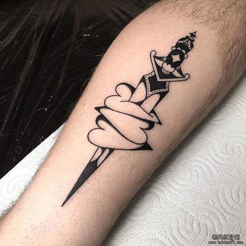 小腿黑灰匕首爱心纹身图案