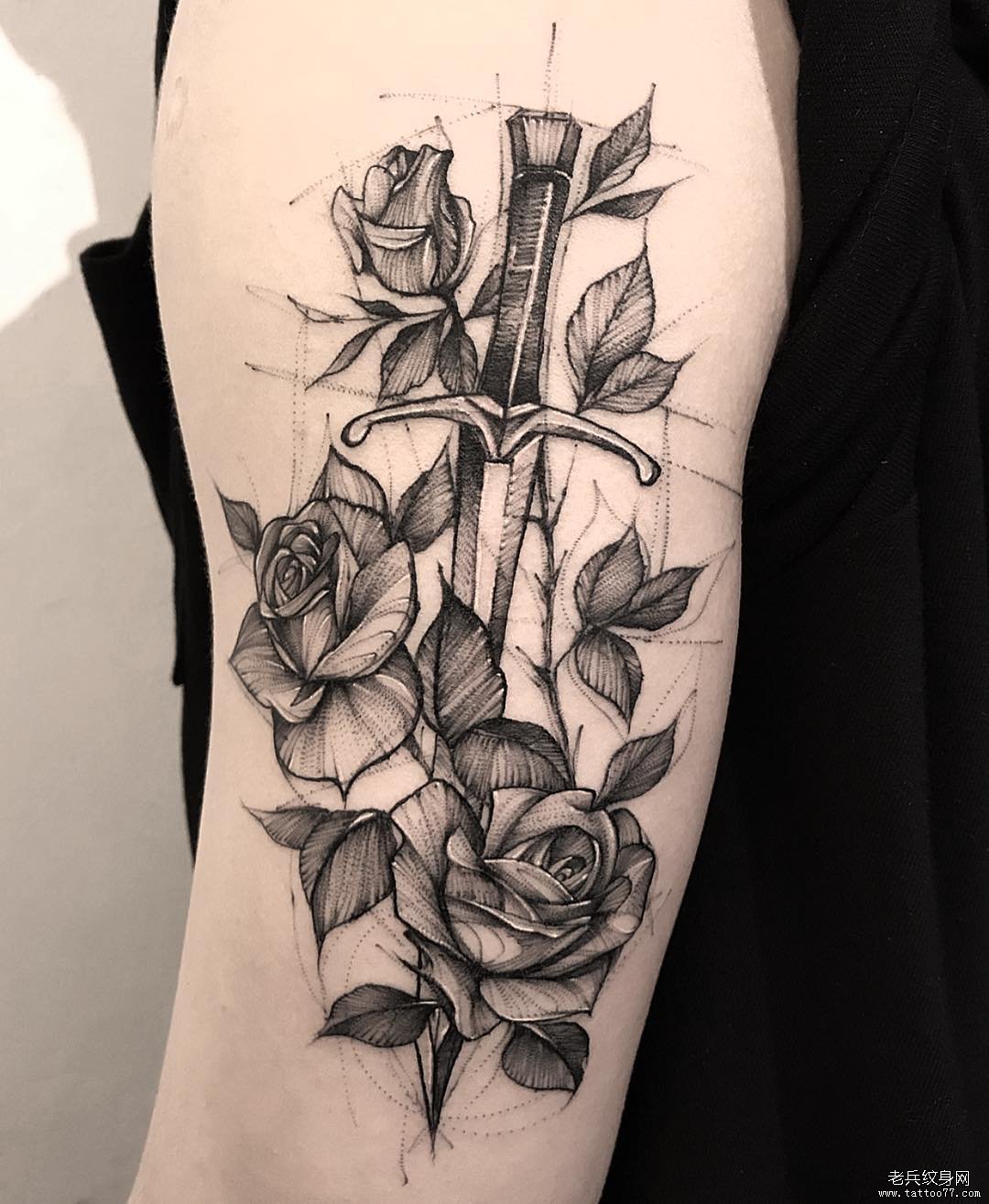 手臂彩色玫瑰花怀表纹身图案