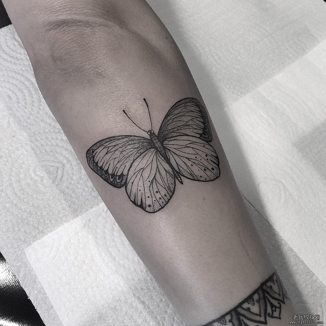手腕线条蝴蝶纹身图案