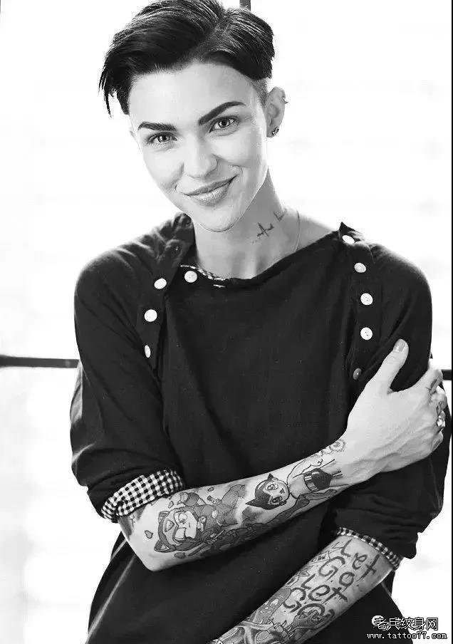 鬼马超模cara和意大利时尚博主chiara ferragni都在手掌外侧都有纹身