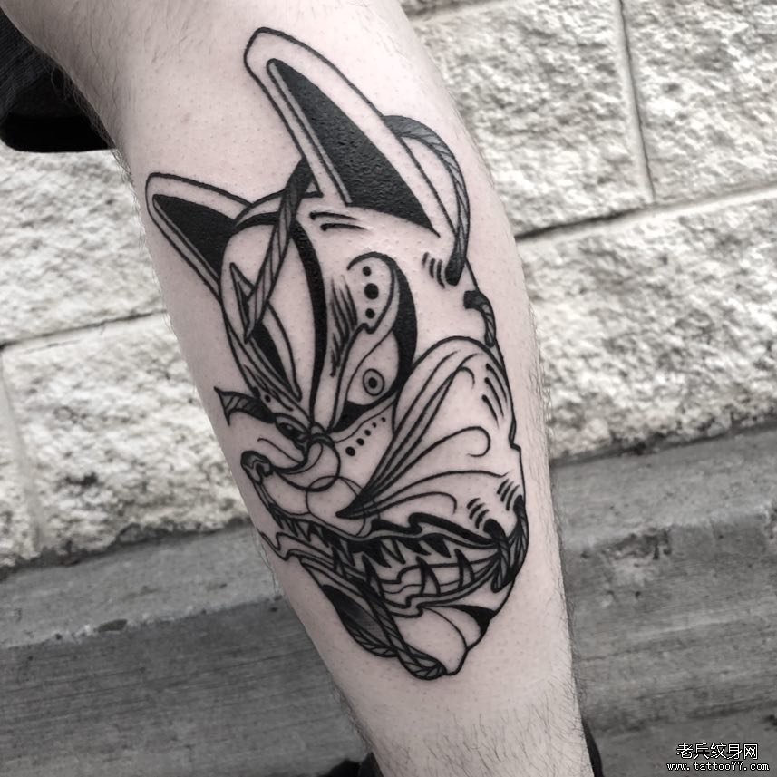 小腿黑灰狐狸面具纹身图案