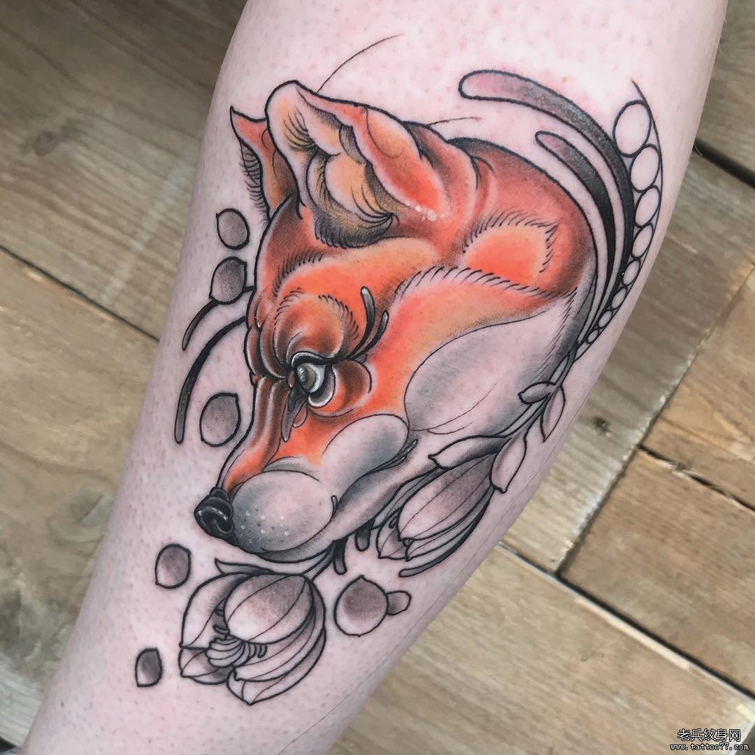 小腿彩色狐狸花卉纹身图案