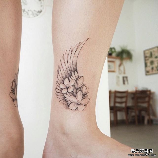 脚踝花卉翅膀纹身图案