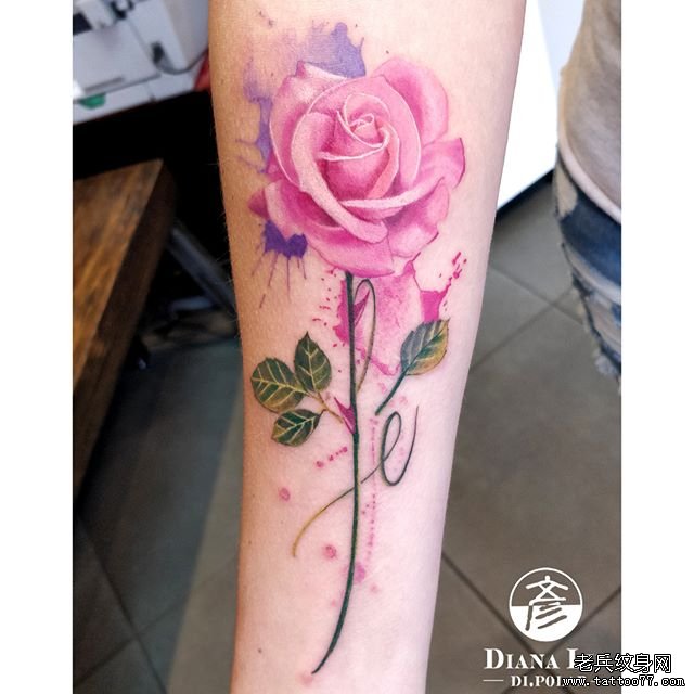 手臂泼墨玫瑰花纹身图案