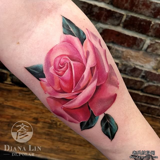 手臂写实玫瑰花纹身图案