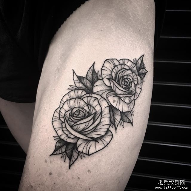 大腿黑灰玫瑰花纹身图案