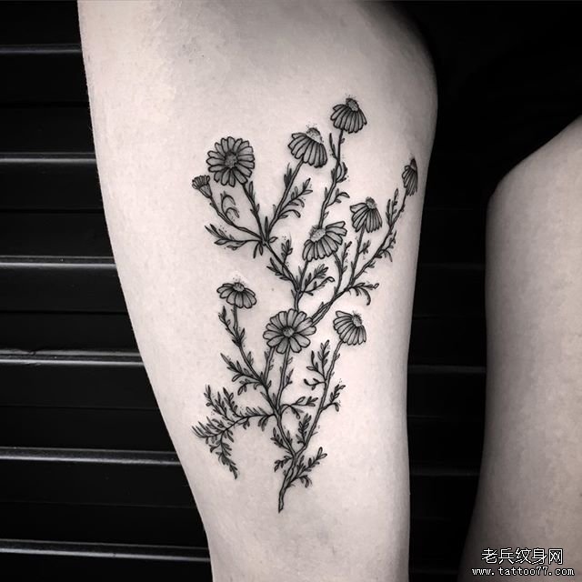 大腿黑灰花卉纹身图案