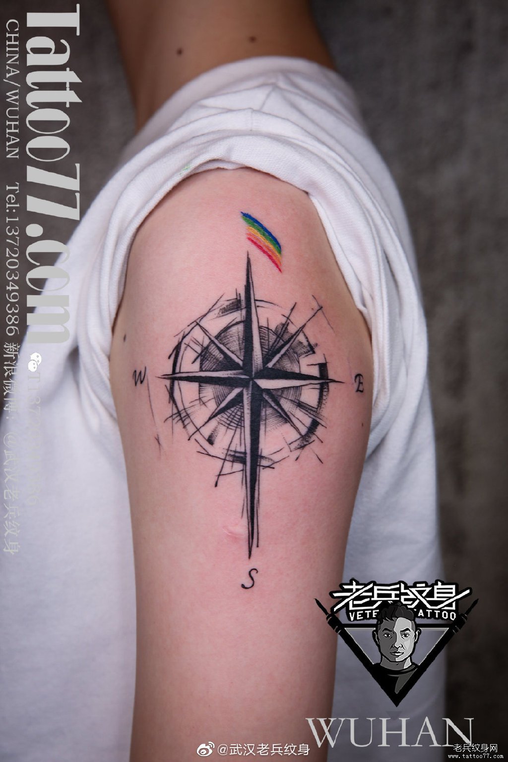 大臂黑灰指南针纹身作品